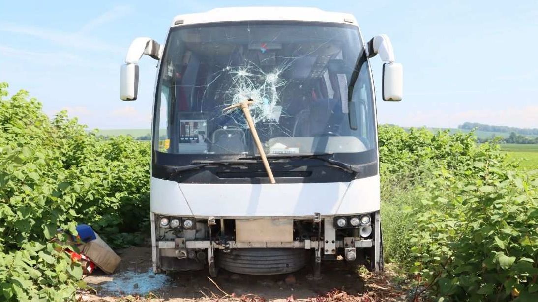Vandal na Olomoucku zdemoloval krumpáčem tři autobusy. Škoda půl milionu korun