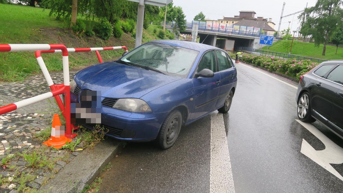 Řidič ve Strakonicích vyskočil při honičce s policií za jízdy z auta. Řítilo se křižovatkou