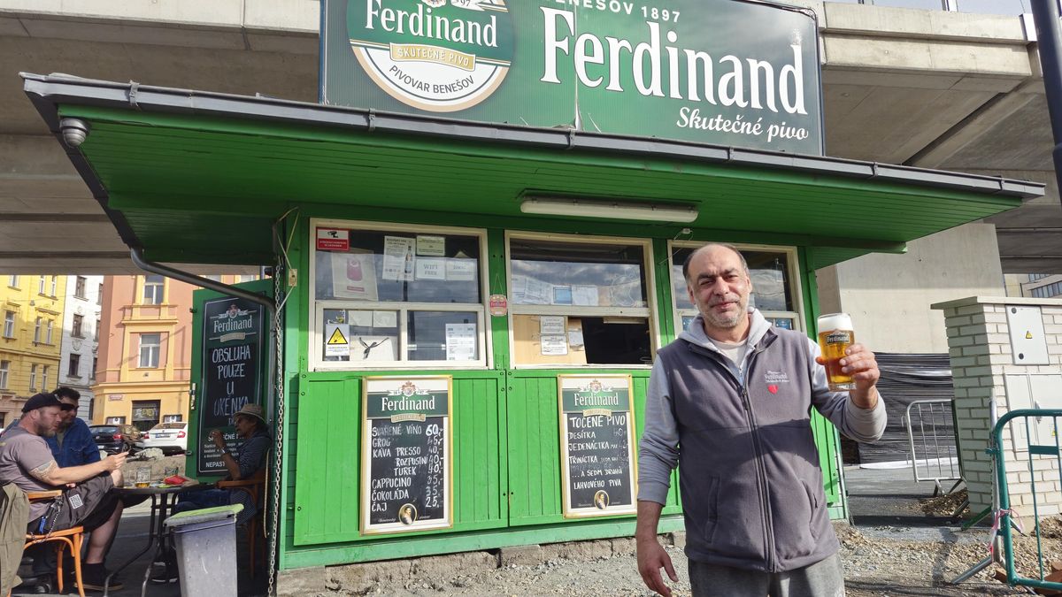 Stánek naproti pražskému Výstavišti přestál stavební práce. Ferdinand stále čepuje pivo