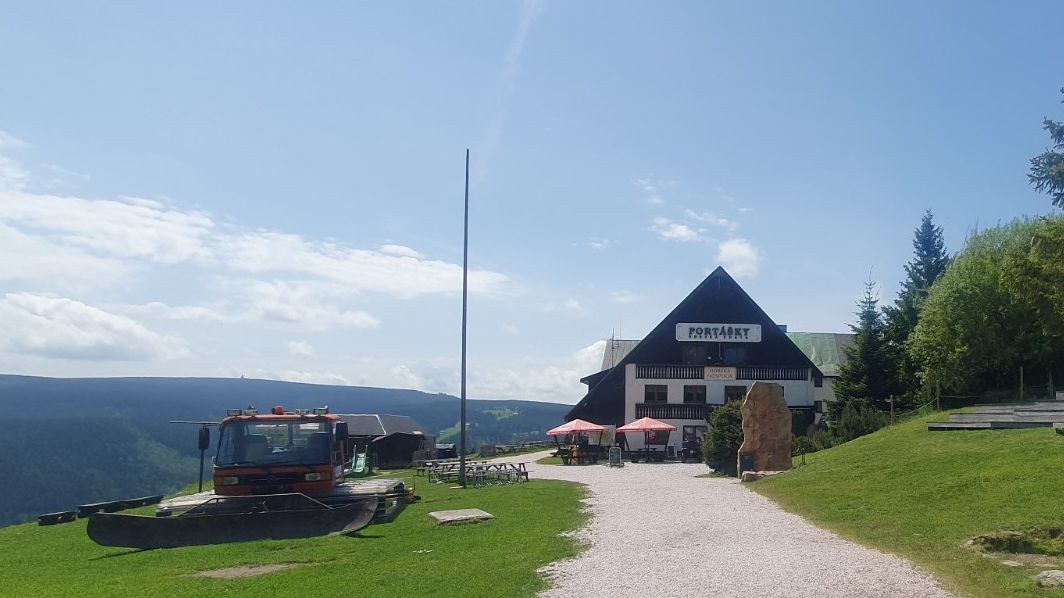 Uzavření Luční boudy je radikální krok, na povolenky si ale stěžují i další provozovatelé krkonošských chat