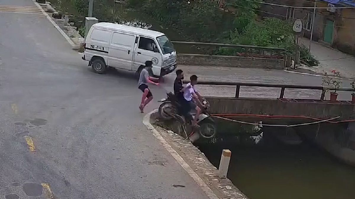Vietnamec v poslední vteřině seskočil z motorky a předešel pádu do vodního kanálu. Zachytily to kamery