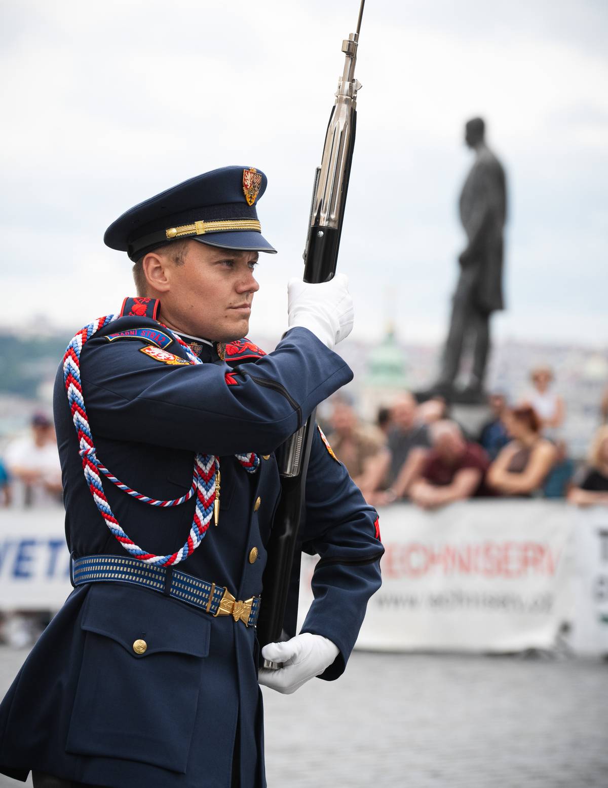 Ceremoniální zbraně mají okolo 4,5 kilo.