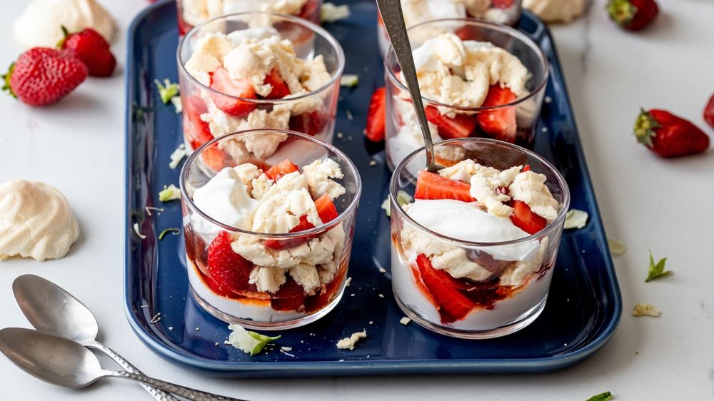 České jahody v britském stylu: klasický dezert Eton mess ze tří ingrediencí