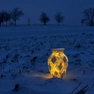 Různá síla materiálu a možnost jeho průsvitu obohacuje objekty o světelný, až magický rozměr. Váza Bílé srdce.