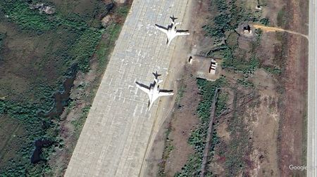 Rusko schovalo těžký strategický bombardér tisíce kilometrů od Ukrajiny. Na základnu nevede silnice