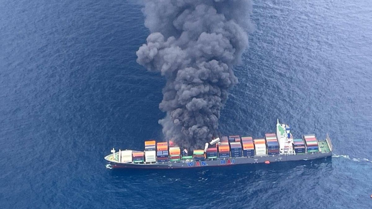 Exploze a požár na nákladní lodi v Indickém oceánu. Ve vodě skončilo 40 kontejnerů i posádka