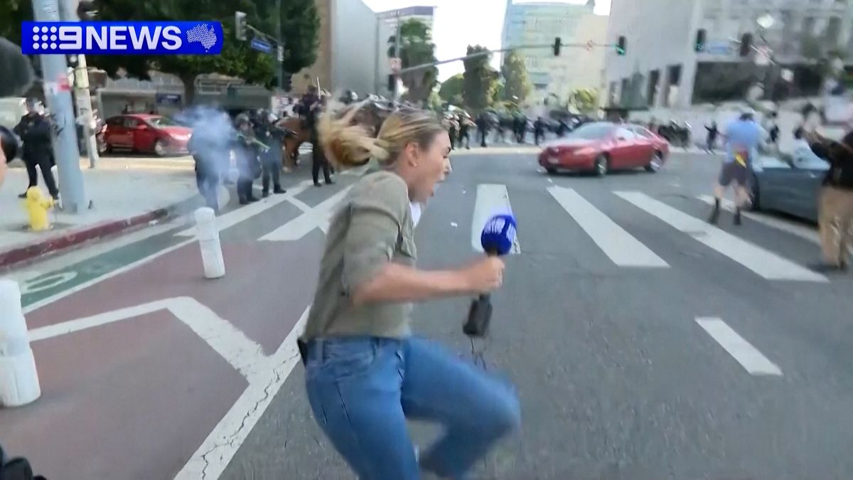 Policista během protestů v LA v živém vysílání střelil reportérku gumovým projektilem