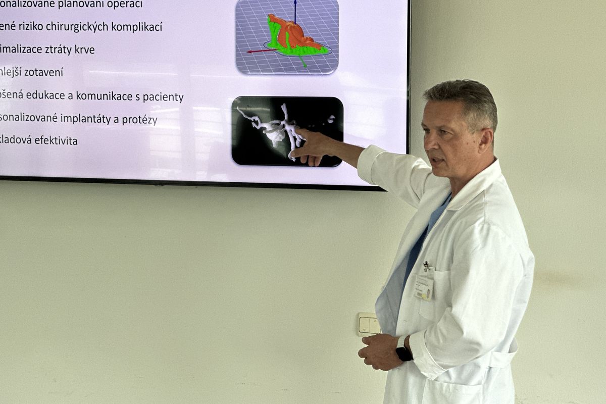 Liberecká nemocnice jako první v Česku získala certifikát na 3D tisk implantátů kloubů a kostí