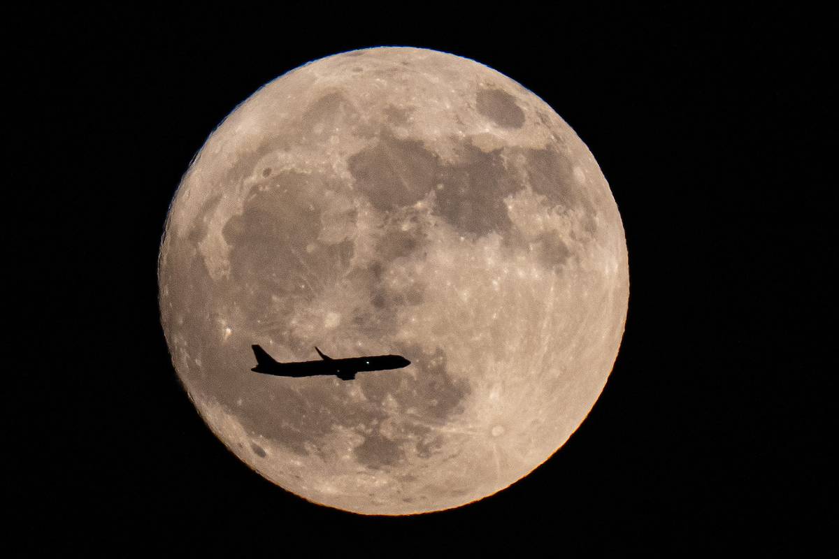 Oficiálně dosáhl Měsíc fáze úplňku ve středu ráno v 7:44 UTC neboli 9:44 SELČ.