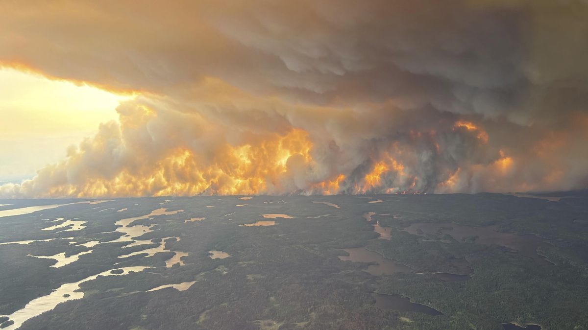 FOTO: Kanadu spalují stovky obřích požárů. Jsou znát i v Česku