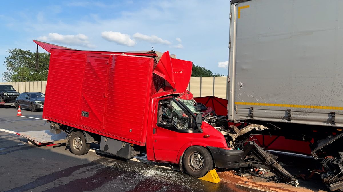 Tragická nehoda zablokovala Pražský okruh. Řidič dodávky zemřel po nárazu do stojícího kamionu