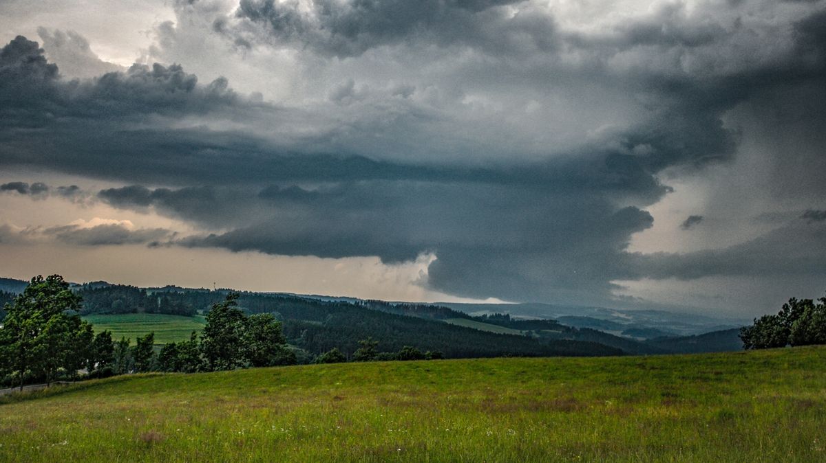 Bouřková středa. Odpoledne se mohou objevit i supercely