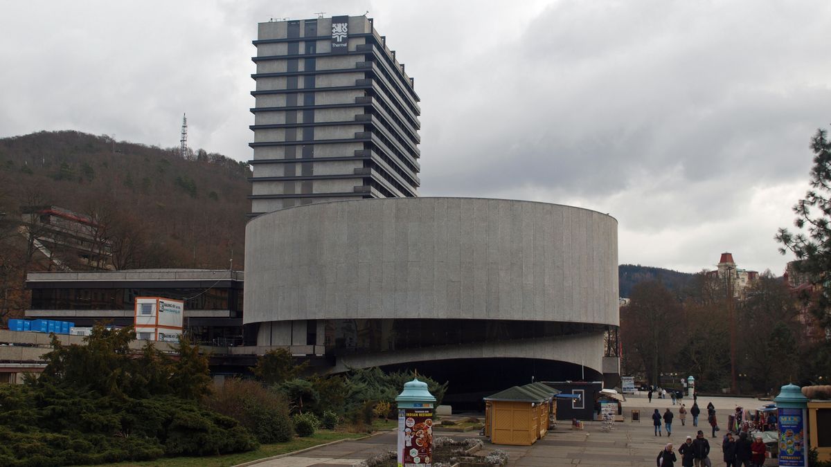 Jméno Jiřího Bartošky možná ponese nábřeží před karlovarským hotelem Thermal