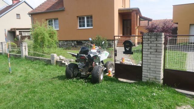 Žena na Prostějovsku po sedmičce vína zdemolovala se čtyřkolkou plot u domu