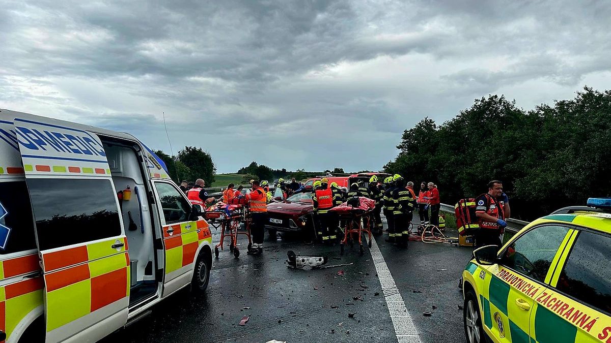 Dálnici D10 uzavřela hromadná nehoda