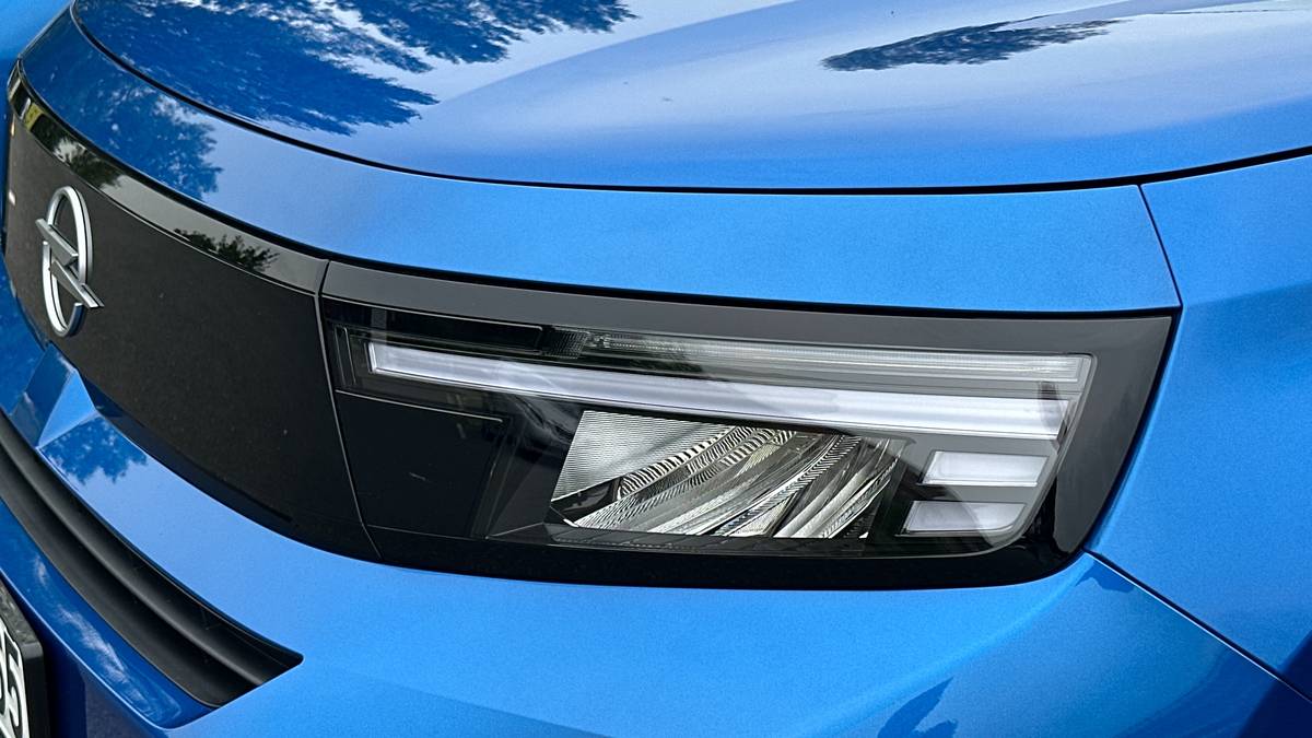 Vůz má charakteristickou masku Opelu Vizor s tradičním světelným podpisem, nenabízí ovšem Matrix-LED světlomety.