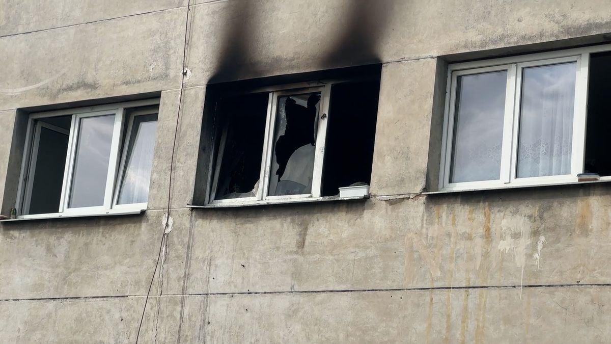 V Plzni hořel byt. Podle svědků ho po hádce zapálil jeden z mužů jako odvetu za poničené auto