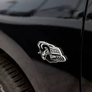 Na blatnících osmiválcových modelů je nový „Protest badge“.