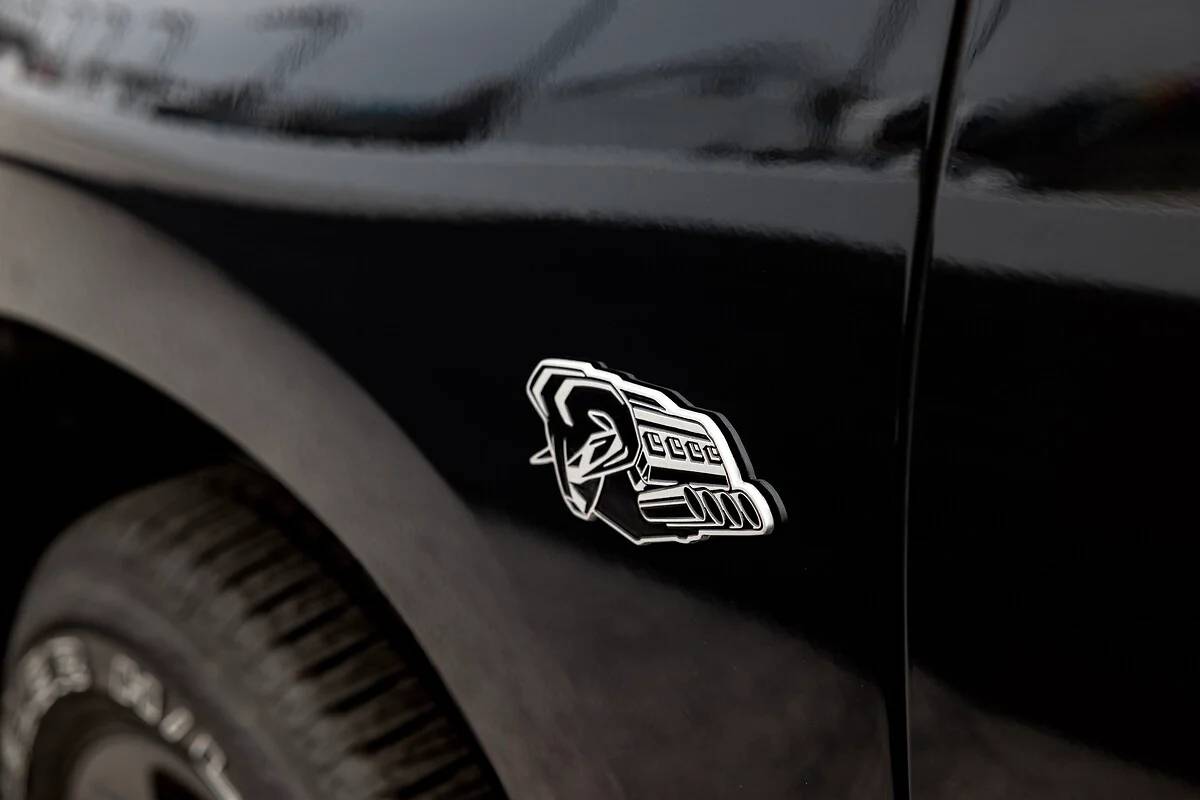 Na blatnících osmiválcových modelů je nový „Protest badge“.