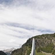 Věž byla před svým slavnostním otevřením zahalena plastovým potahem. Ten z ní odstranila helikoptéra.