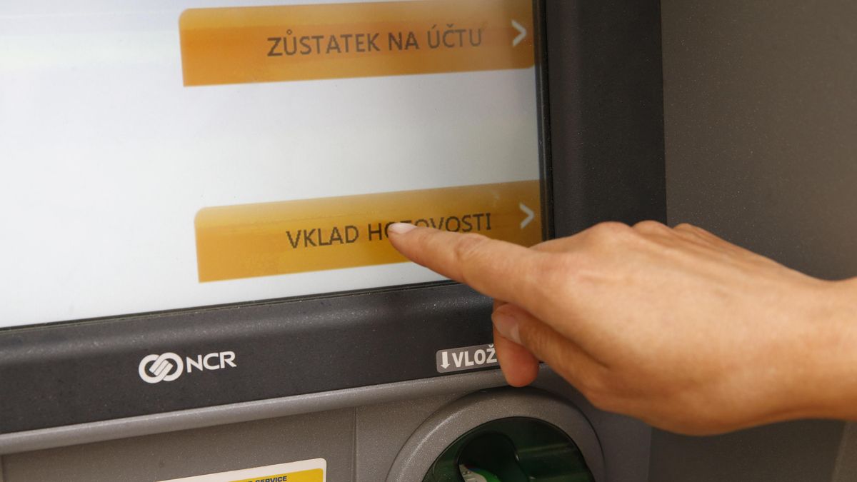 Největší české banky usnadní vklady přes bankomaty