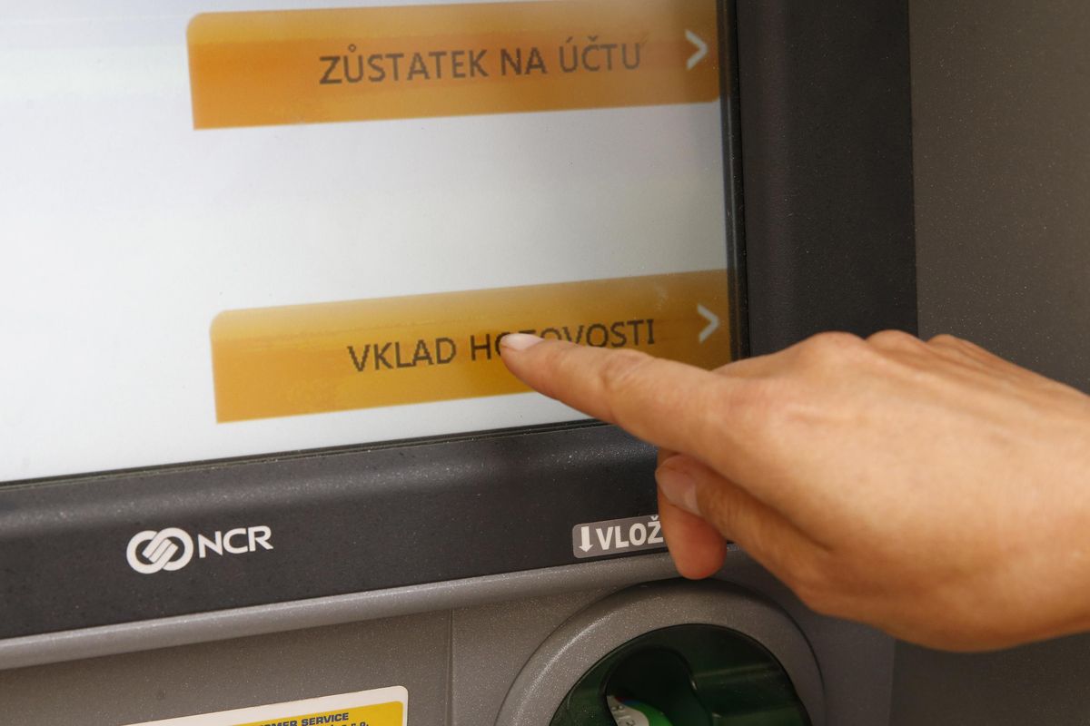 Největší české banky usnadní vklady přes bankomaty