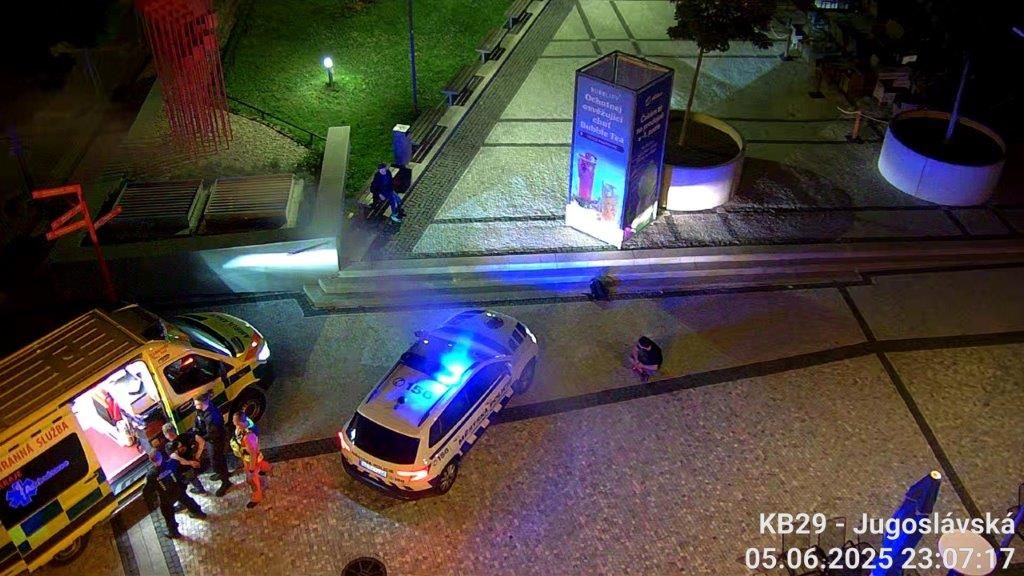 Opilci v Jablonci se nejdřív poprali, pak jeden hrozil strážníkovi zapíchnutím