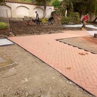 Chodníky jsou záměrně široké.