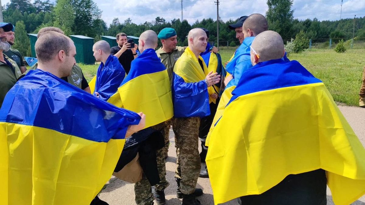Na těle vypálený nápis. Šokovaný lékař zveřejnil fotku vojáka, který se vrátil z ruského zajetí