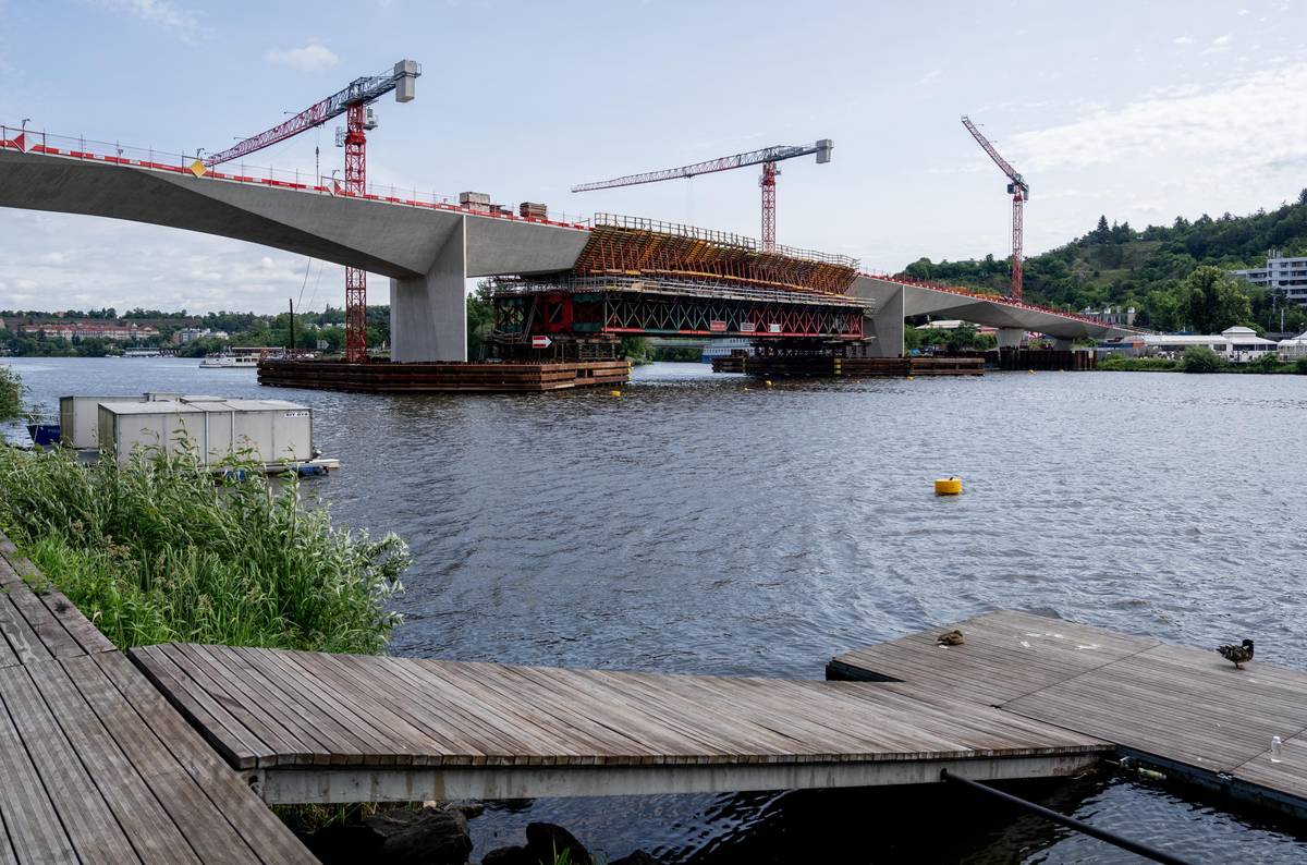Výstavba mostu se protáhla, na začátku roku 2026 by ale mělo být definitivně hotovo. 