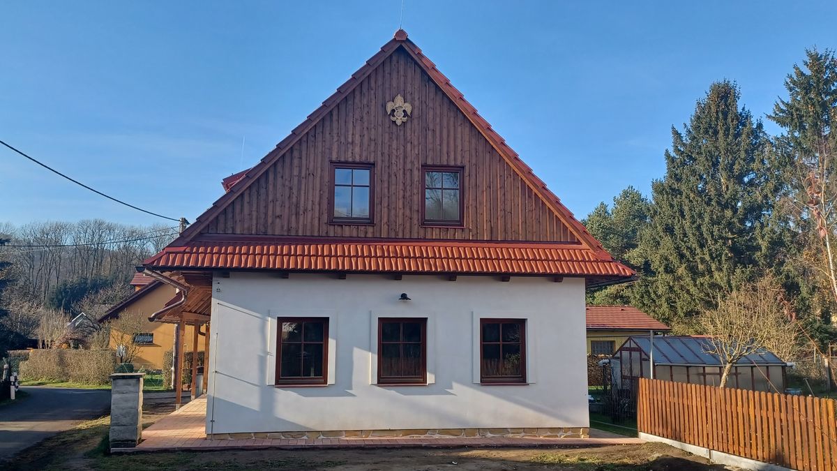 Skauti už nesedí v klubovně v péřovkách. Z vlhké roubenky je moderní zateplená stavba