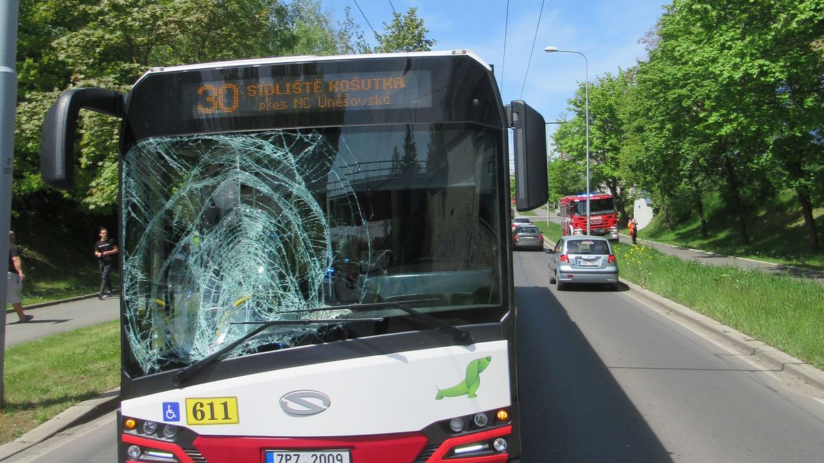 Nešťastník se v Plzni nechal srazit autobusem. Za jeho poškození skončil před soudem