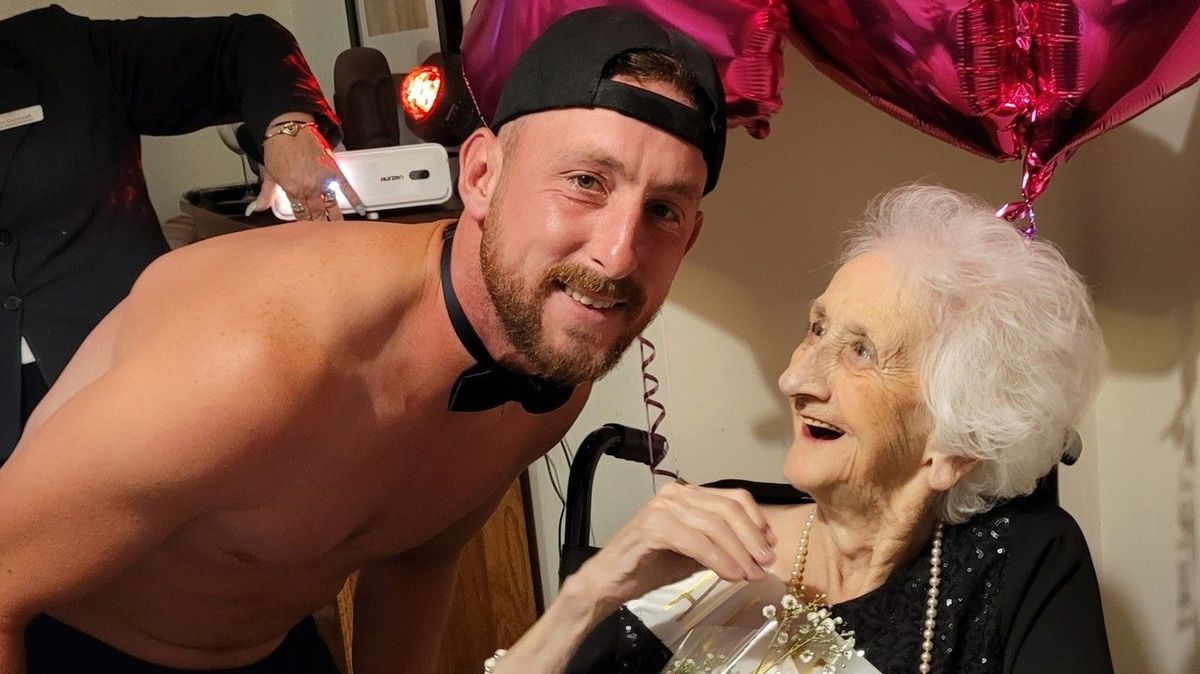 Seniorka si na oslavu 103. narozenin objednala do pečovatelského domu nahého komorníka