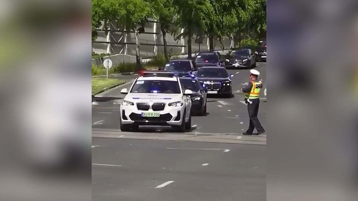 Maďarský policista zastavil houkající sanitku, aby umožnil přejezd koloně politiků