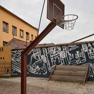 Místu nechybí prostor ke hře, posezení či k obdivování uměleckých prvků.