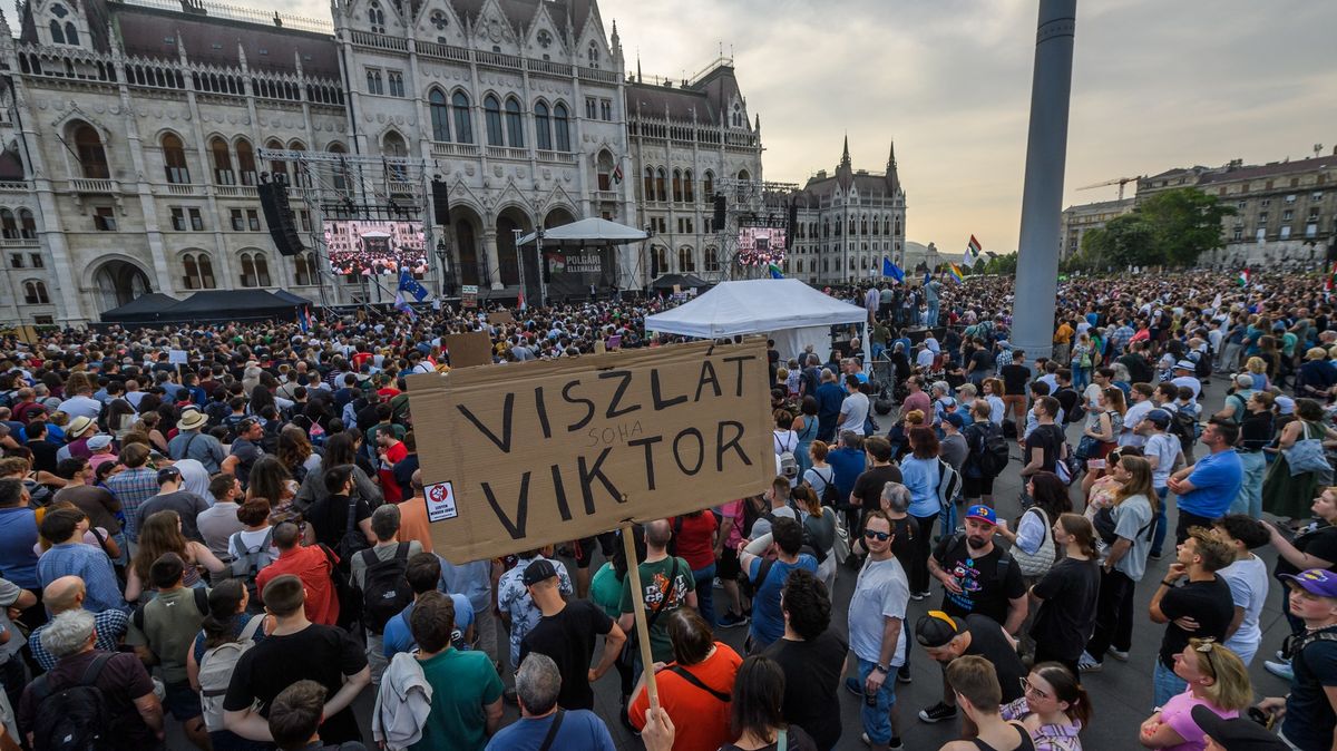 „Vlastizrádci, špinavý Fidesz.“ Proti Orbánovi a sbližování s Ruskem, protestovaly v Budapešti tisíce lidí