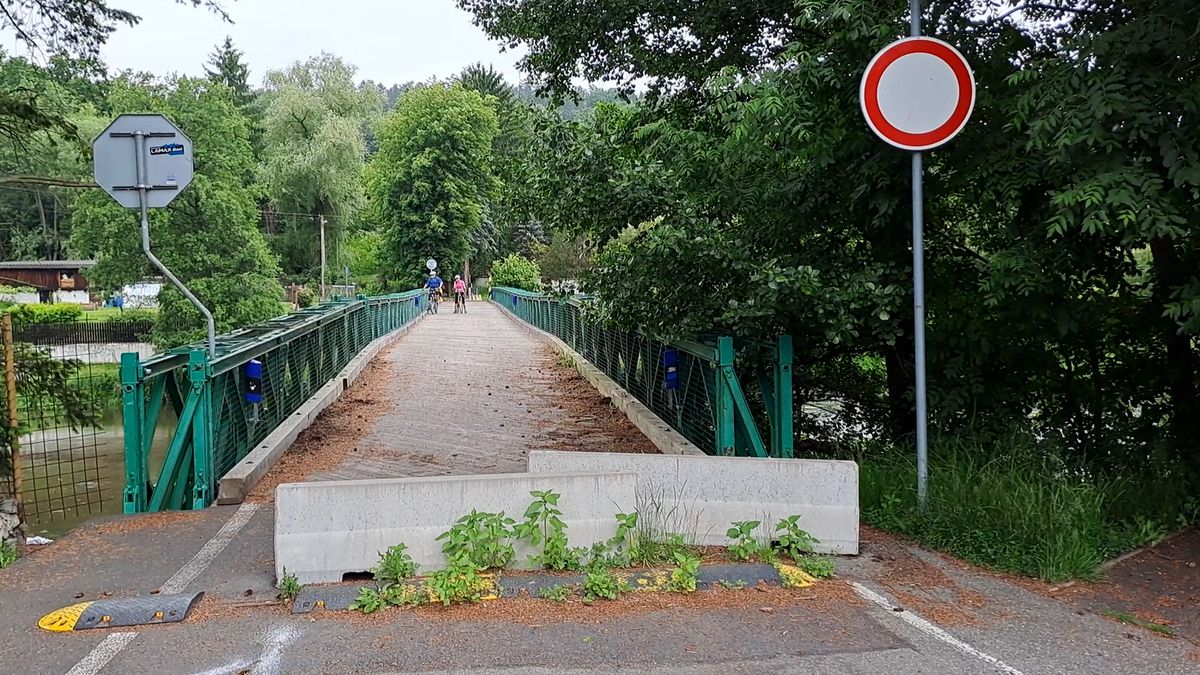 Stavba nového mostu v Šemnici má šanci. Rodiče vodí děti do školky a zpět 6 km pěšky