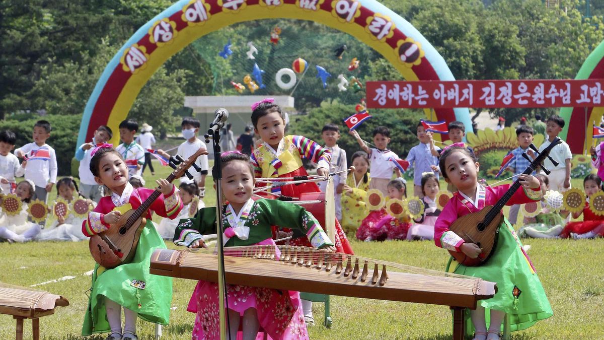 FOTO: Den dětí v Severní Koreji. Ani akce pro nejmenší se neobešla bez myšlenek na Kima