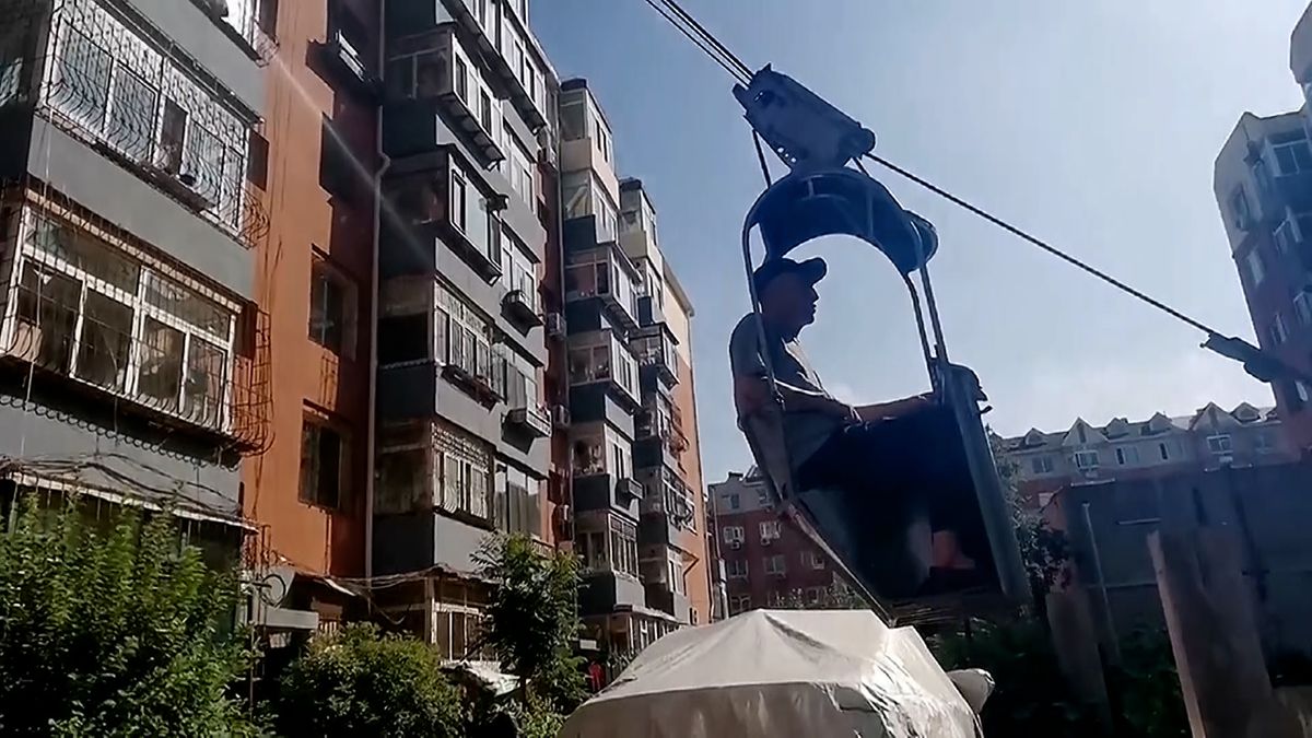 Číňana zmáhalo pět pater po schodech, tak si postavil lanovku