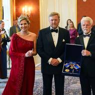 Máxima na další oficiality na Hradě zvolila opravdu královský outfit včetně korunky. Eva Pavlová si vybrala blankytně modré propínací šaty s výraznými rameny, které jí velmi lichotily. 