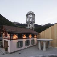 V těsném sousedství lze objevit altán vytvořený stejnou technologií jako věž.