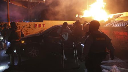 Protesty v LA. Trump tam posílá 2000 příslušníků Národní gardy