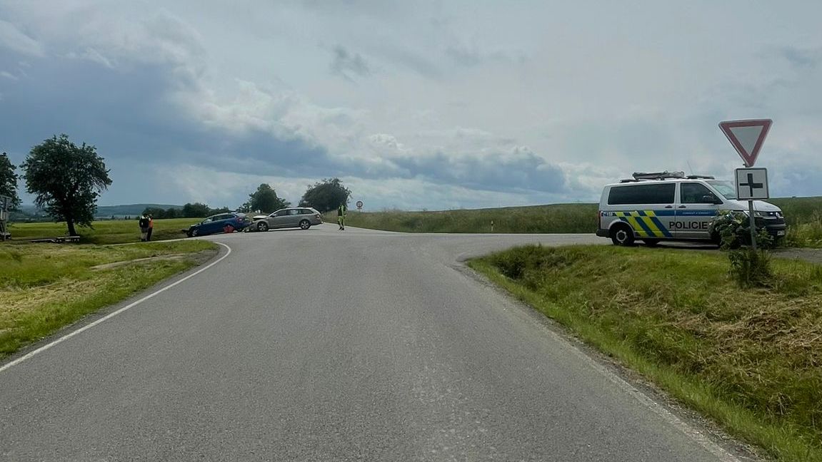 Nedaleko Plzně se čelně střetly škodovky, čtyři zranění