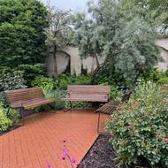 Zelený „záliv“ s lavičkami