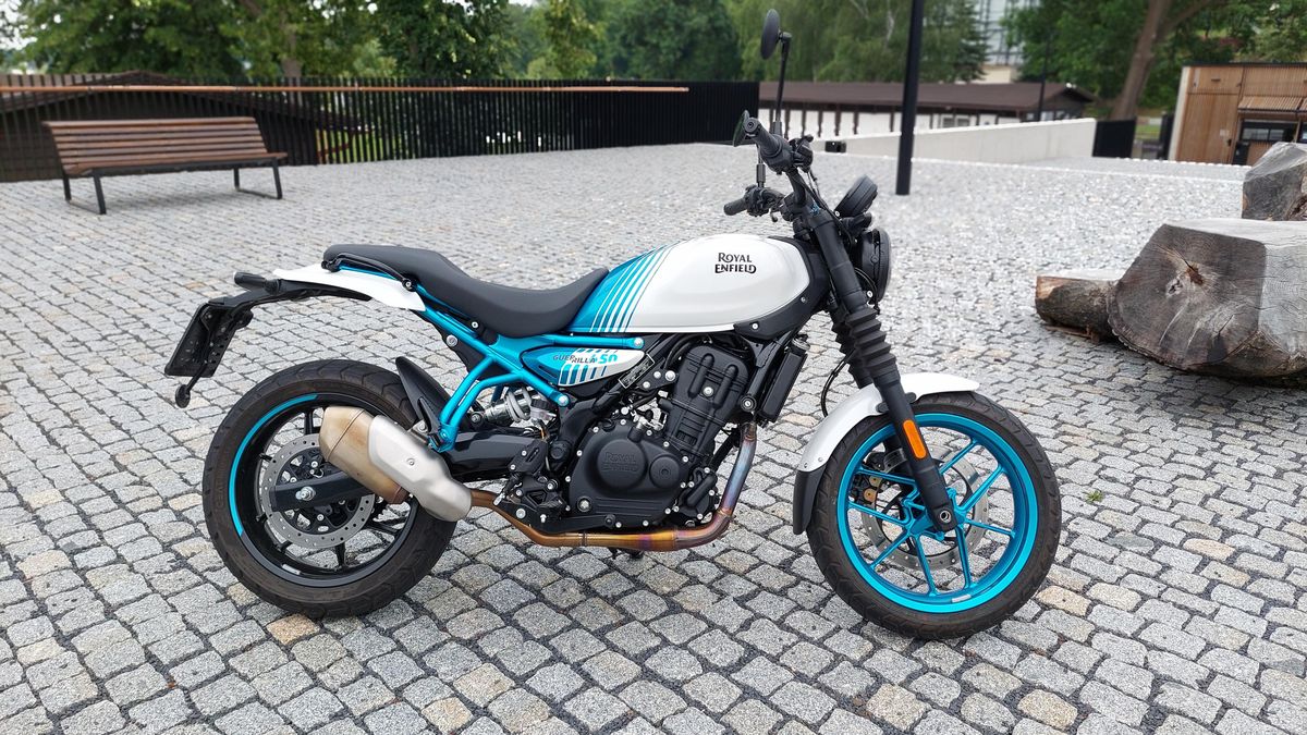 Test Royal Enfield Guerrilla 450: Hlučný stroj pro mladé rebely