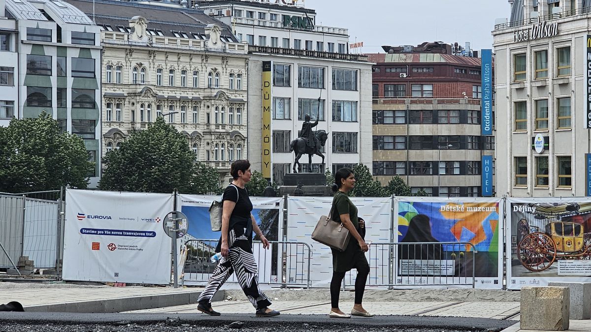 Tramvají číslo 6 od Národního muzea dolů po Václavském náměstí. Změna je zase blíž