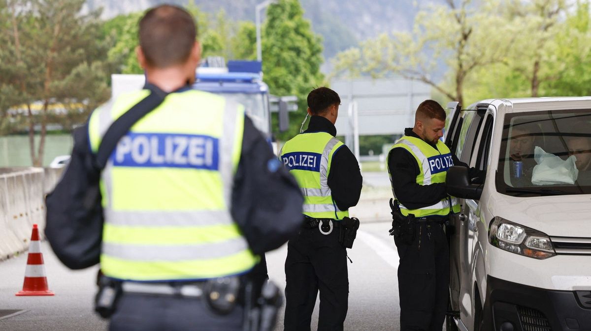 V kontrolách na hranicích budeme pokračovat, řekl německý kancléř. Soudy ho nezastaví