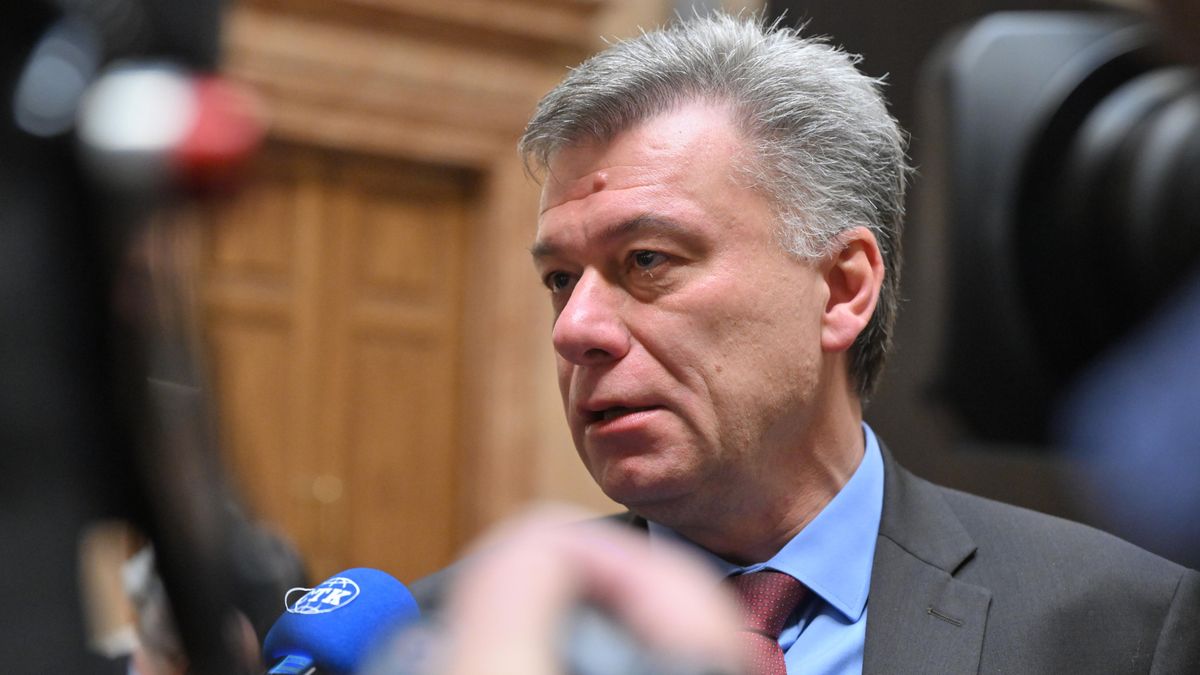 Pavel přijal Blažkovu demisi k pondělnímu datu