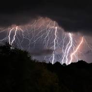 Vzestupné pohyby teplé vzduchové hmoty a sestupné pohyby studené vzduchové hmoty v Cumulonimbu způsobují a zesilují tvorbu opačně orientovaných elektrických nábojů, které vedou ke vzniku blesků.