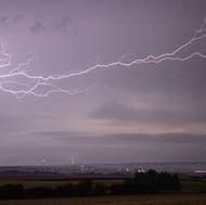 Noční bouře u Litomyšle v roce 2023. Fotografování blesků není jednoduchou disciplínou. Nejjednodušší je si nastavit fotoaparát na delší interval, třeba několik vteřin, a čekat, jestli se během této doby blesk na obloze objeví.